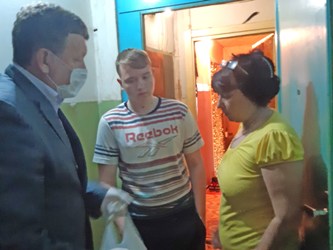 Владимир Дмитриев оказал помощь семье и доставил продукты на дом